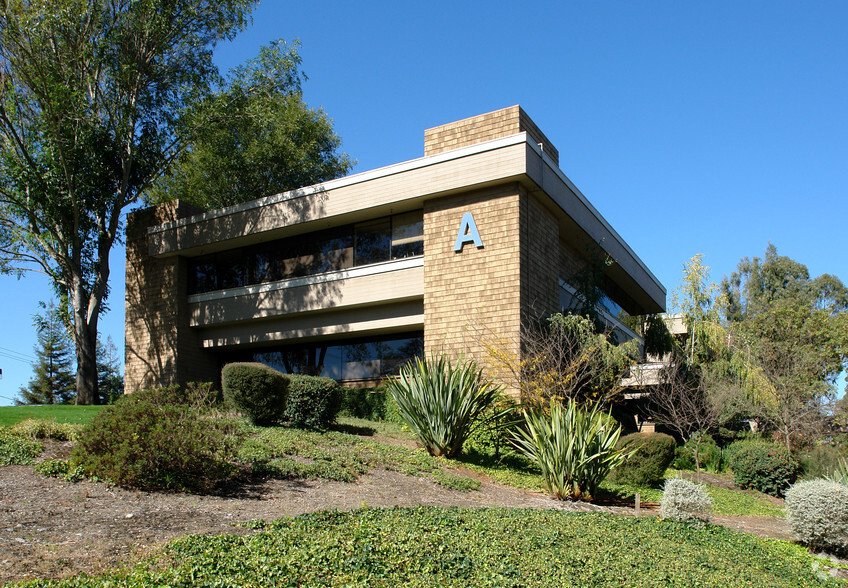 2455 Bennett Valley Rd, Santa Rosa, CA à louer - Photo du bâtiment - Image 3 de 5