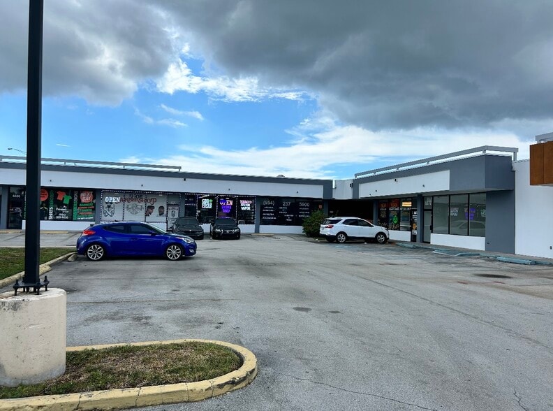 6890 N Powerline Rd, Pompano Beach, FL for lease - Building Photo - Image 2 of 20