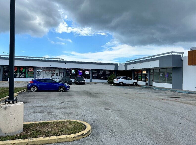 6890 N Powerline Rd, Pompano Beach, FL à louer - Photo du bâtiment - Image 2 de 20