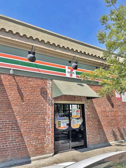 2630 Tulare St, Fresno, CA à louer - Photo du bâtiment - Image 2 de 2