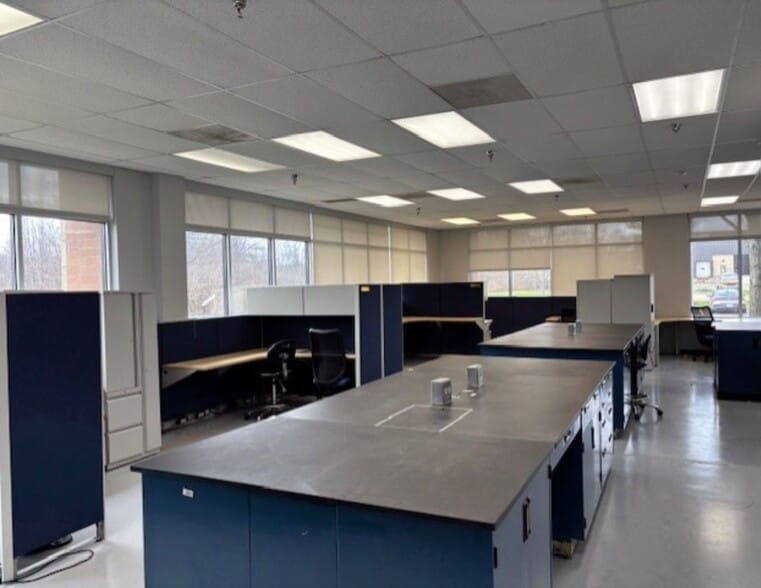 6670 W Snowville Rd, Brecksville, OH for sale - Interior Photo - Image 2 of 8