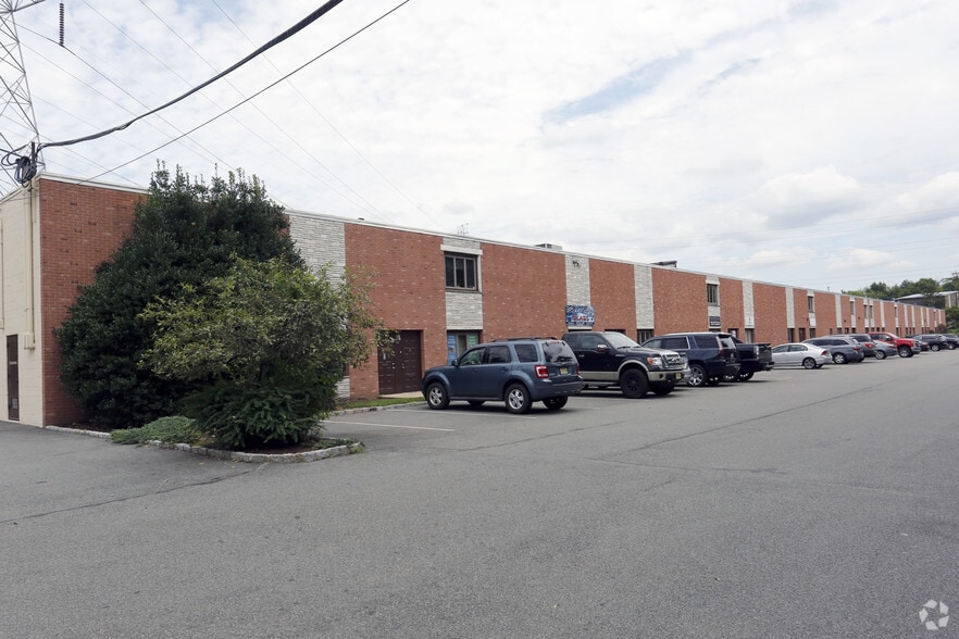 13 Merry Ln, East Hanover, NJ for lease - Building Photo - Image 2 of 16