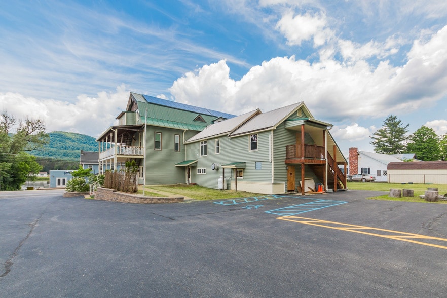 1454 State Route 30, Wells, NY à louer - Photo du bâtiment - Image 2 de 53