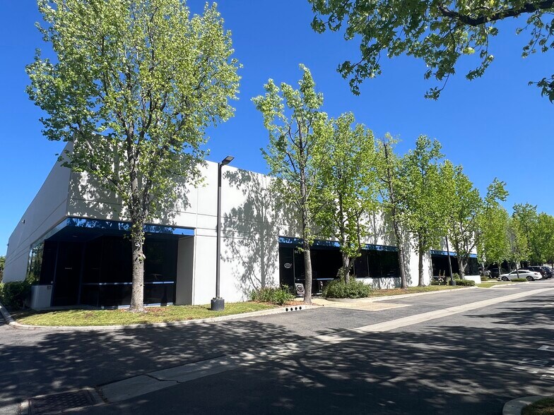 94 W Cochran St, Simi Valley, CA à vendre - Photo du bâtiment - Image 1 de 1