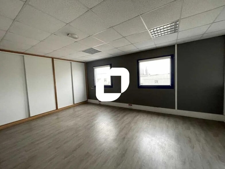 Office in Morangis for lease - Building Photo - Image 3 of 6