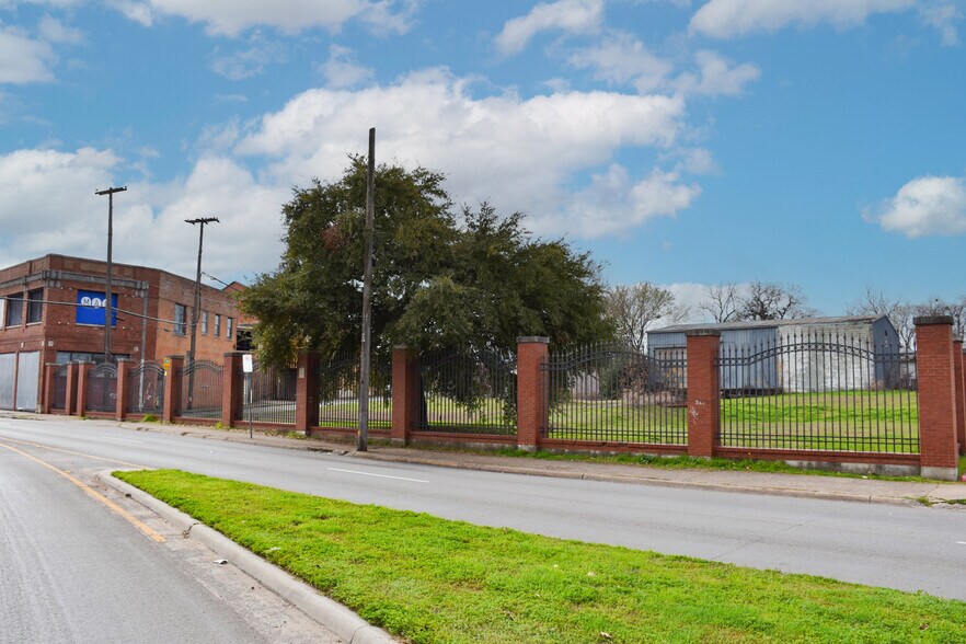 1516 Sullivan Dr, Dallas, TX à louer - Photo du bâtiment - Image 3 de 4