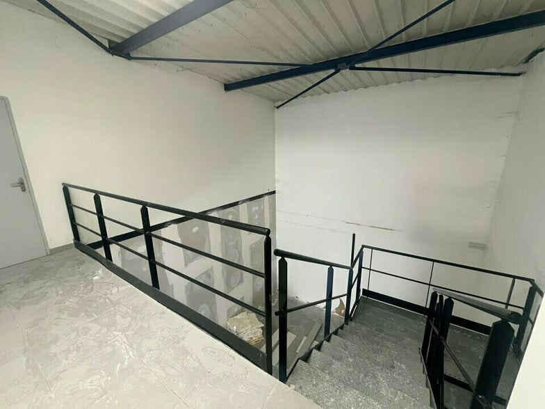 Flex in Arles for lease - Interior Photo - Image 3 of 5