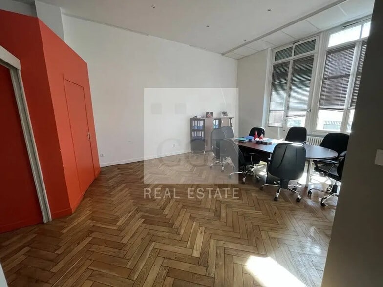 Office in Lyon for lease - Interior Photo - Image 2 of 6