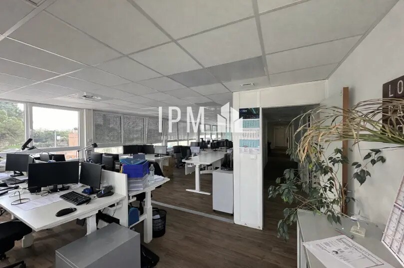 Office in Vitrolles for lease - Interior Photo - Image 2 of 7