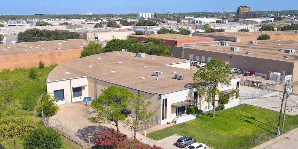1241-1243 Majesty Dr, Dallas, TX for lease - Building Photo - Image 2 of 13