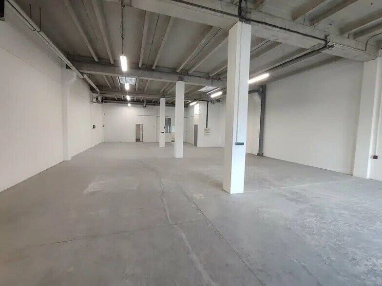 Industrial in Saint-Quentin-Fallavier for sale - Interior Photo - Image 3 of 24