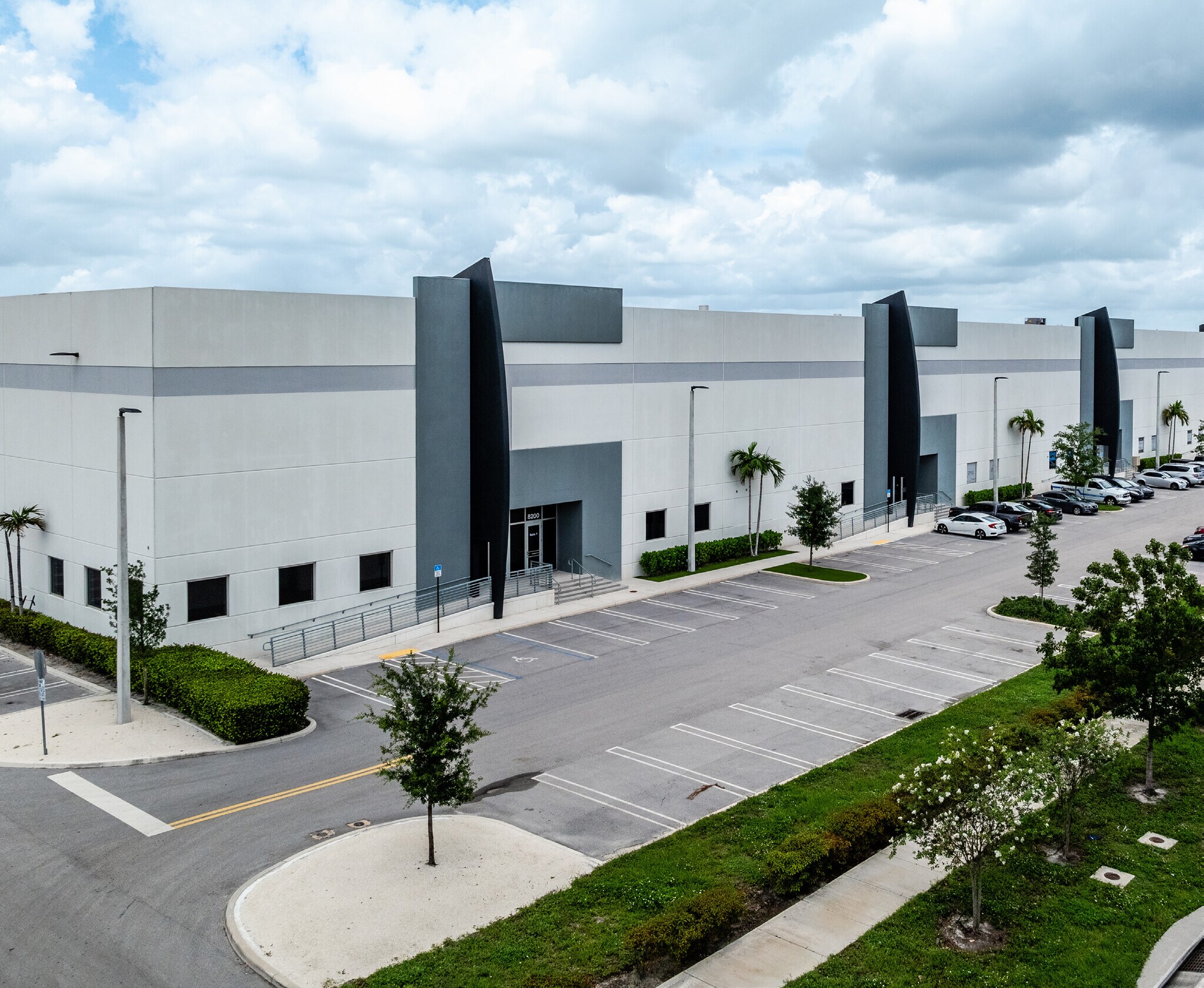 8200 NW 93rd St, Miami, FL à louer Photo principale- Image 1 de 7