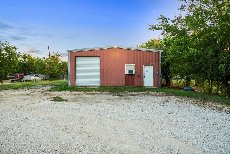 2105 NE 2nd St, Mineral Wells, TX for sale - Building Photo - Image 3 of 18