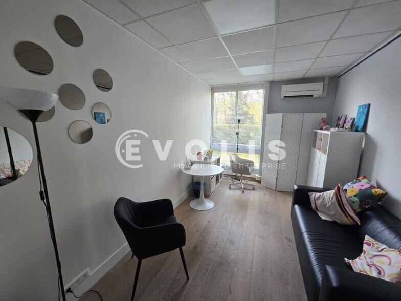 Office/Medical in Egly for lease - Interior Photo - Image 2 of 6