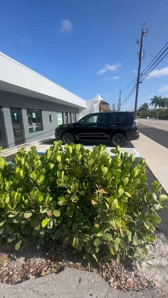 2430 N Dixie Hwy, Wilton Manors, FL à louer - Vidéo sur l’inscription commerciale - Image 2 de 6