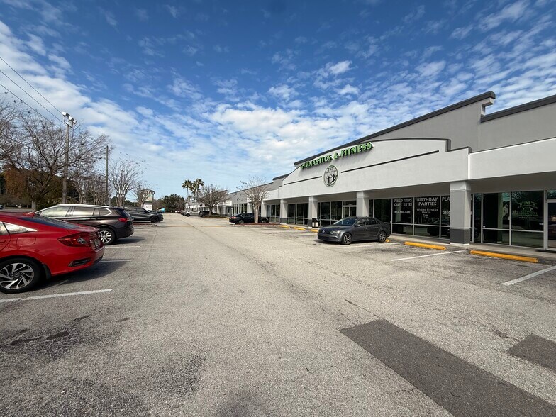 2683 St Johns Bluff Rd S, Jacksonville, FL à louer - Photo du bâtiment - Image 3 de 7