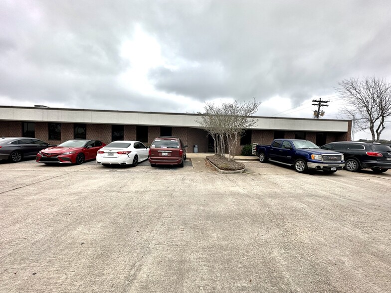 1216 N Velasco St, Angleton, TX for lease - Building Photo - Image 2 of 5