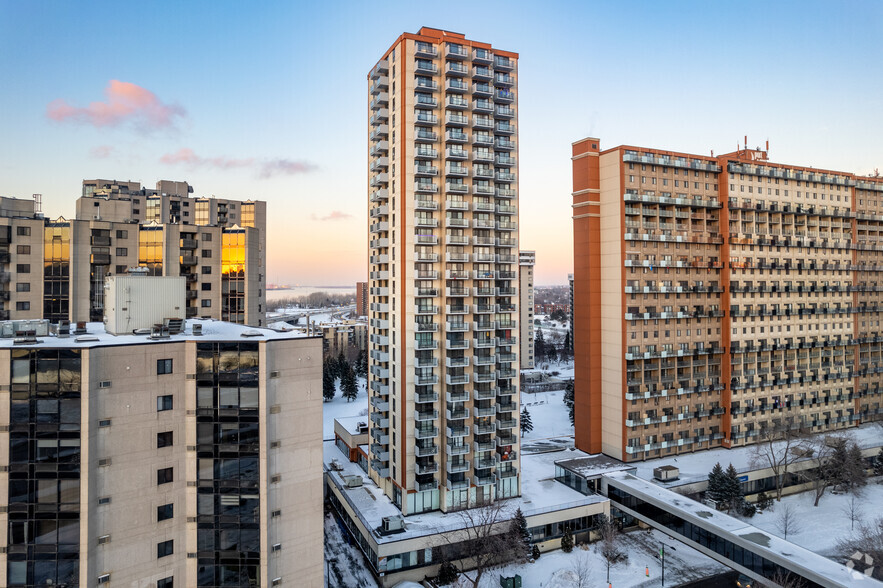 99-101 Pl Charles-Le Moyne, Longueuil, QC à louer - Photo du bâtiment - Image 2 de 16