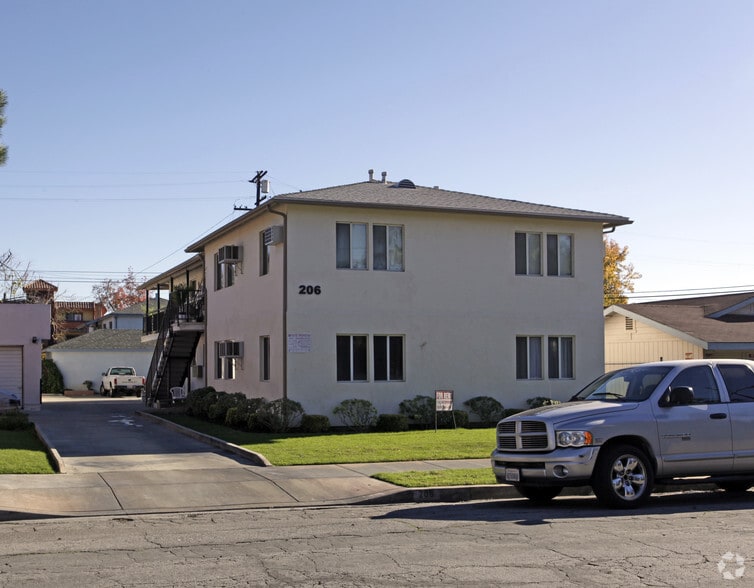 206 Harps St, San Fernando, CA for sale - Primary Photo - Image 1 of 3