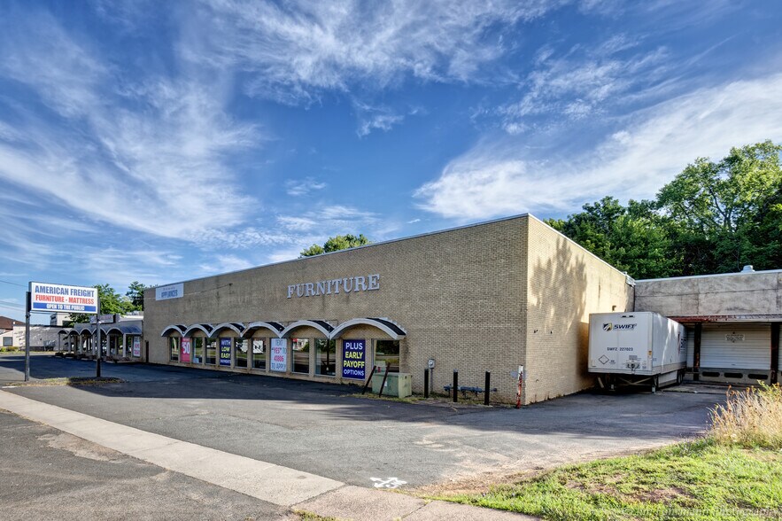 1930 Silas Deane Hwy, Rocky Hill, CT à louer - Photo du bâtiment - Image 3 de 36