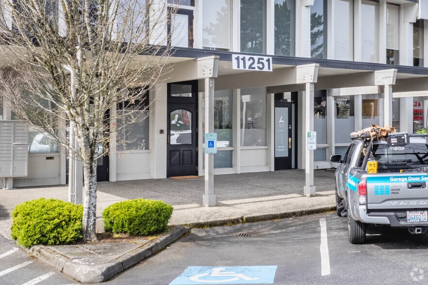 11251 120th Ave NE, Kirkland, WA for lease - Building Photo - Image 3 of 4