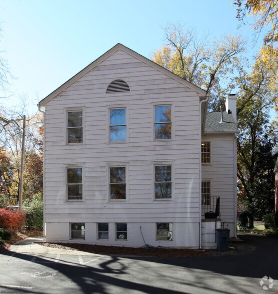 207 Wilson St, Chapel Hill, NC à louer - Photo du bâtiment - Image 2 de 2