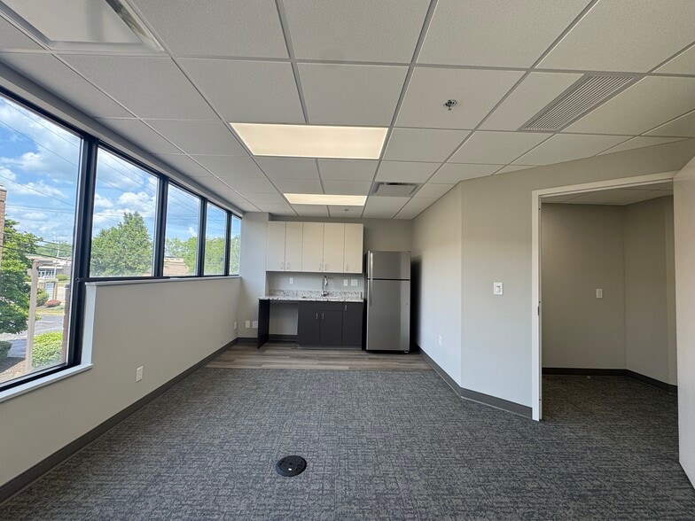 2640 W Market St, Fairlawn, OH for lease - Building Photo - Image 2 of 7