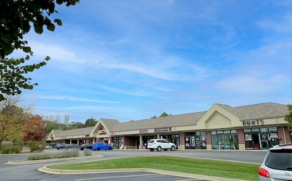 626-654 E State Rd, Island Lake, IL for lease - Primary Photo - Image 1 of 6