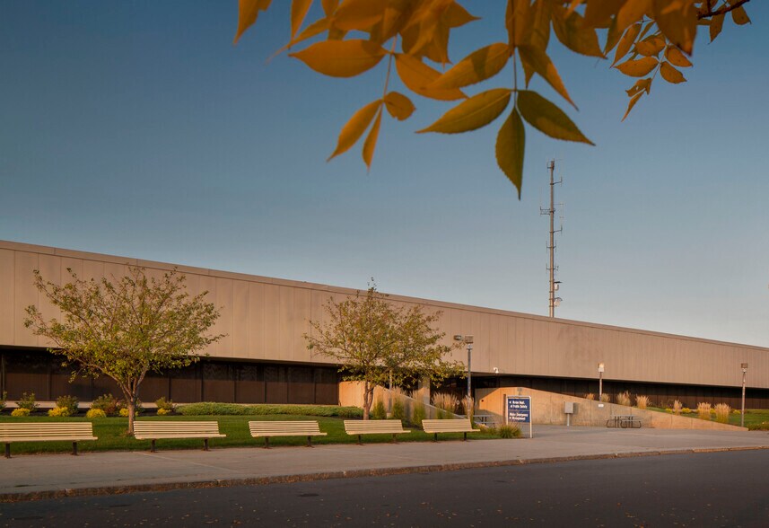 45 Commerce Dr, Augusta, ME à louer - Photo du bâtiment - Image 2 de 17