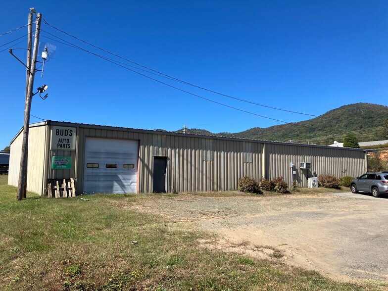 722 E Main St, Burnsville, NC à vendre - Photo du bâtiment - Image 2 de 4