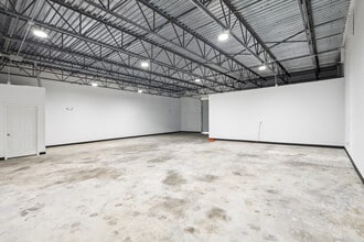1105 Colorado Ln, Arlington, TX for lease Interior Photo- Image 2 of 10