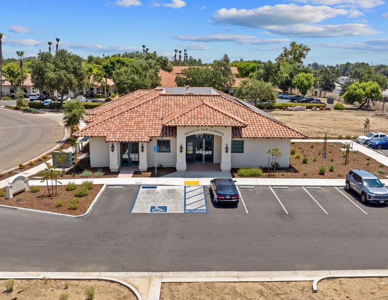 5625 Avenida de Los Robles, Visalia, CA for lease - Building Photo - Image 2 of 6