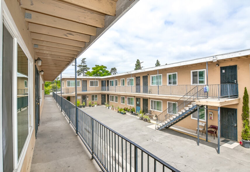 1003 W Bishop St, Santa Ana, CA for sale - Building Photo - Image 3 of 12