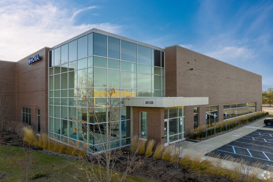 25125 Regency Dr, Novi, MI à louer - Photo du bâtiment - Image 1 de 7