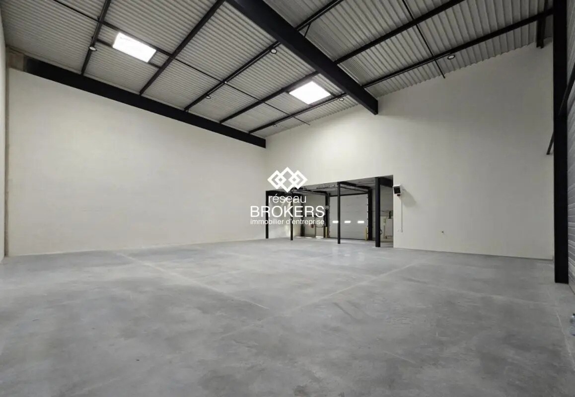 Industrial in Osny for lease Interior Photo- Image 1 of 4