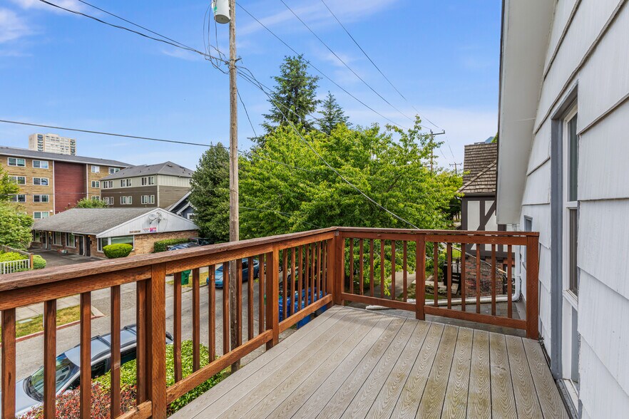 709 NE 43rd St, Seattle, WA for sale - Building Photo - Image 2 of 6