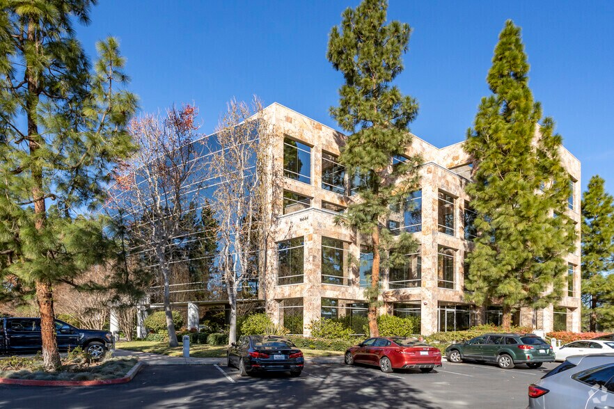 16644 W Bernardo Dr, San Diego, CA à louer - Photo du bâtiment - Image 3 de 6