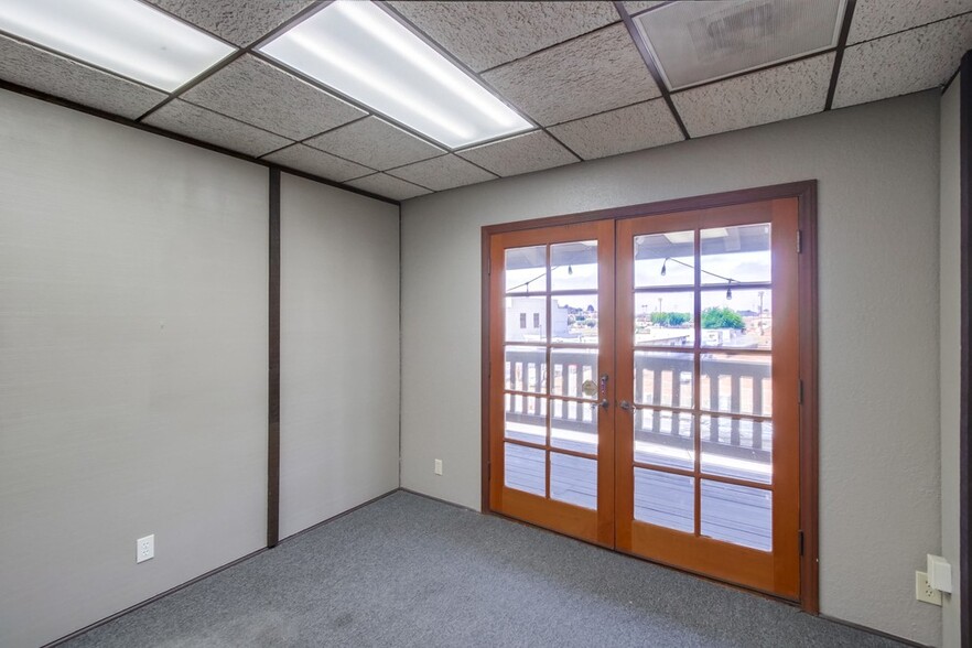 110 Civic Center Dr, Vista, CA for lease - Interior Photo - Image 3 of 25