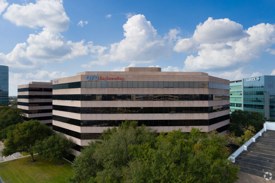 12121 Wickchester Ln, Houston, TX à louer - Photo du bâtiment - Image 3 de 10