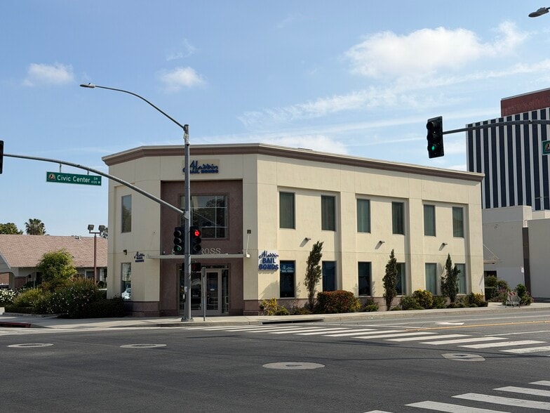 801 N Ross St, Santa Ana, CA for sale - Building Photo - Image 2 of 10