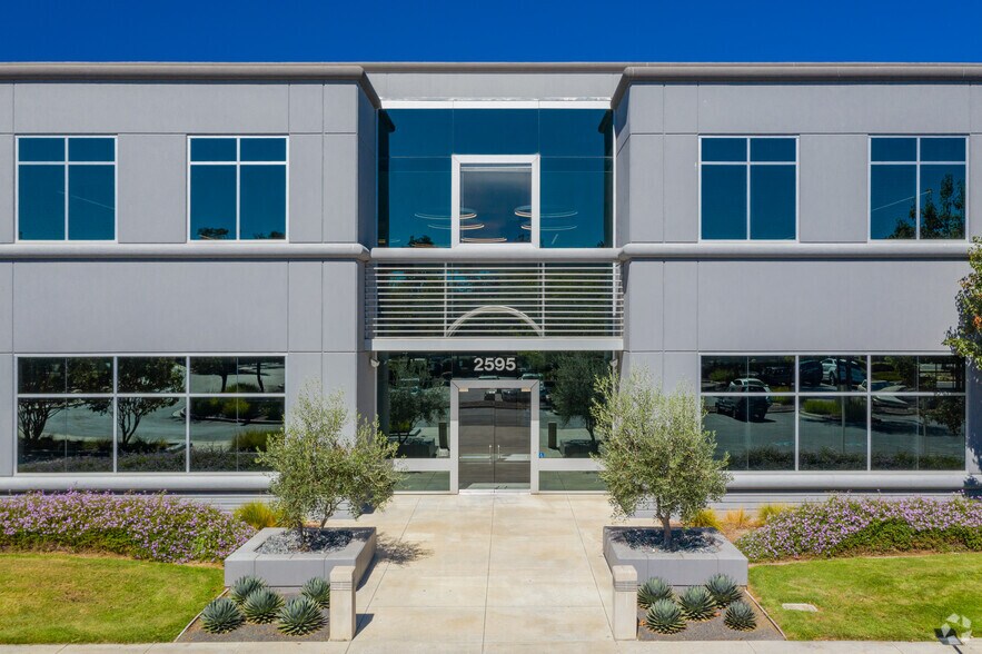 2595 Junction Ave, San Jose, CA à vendre - Photo du bâtiment - Image 2 de 4