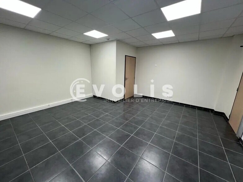 Office in Meyzieu for lease - Interior Photo - Image 2 of 13