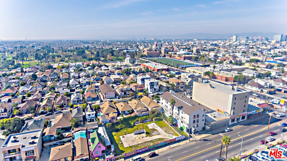 1637 S Vermont Ave, Los Angeles, CA à vendre - Photo du bâtiment - Image 3 de 9