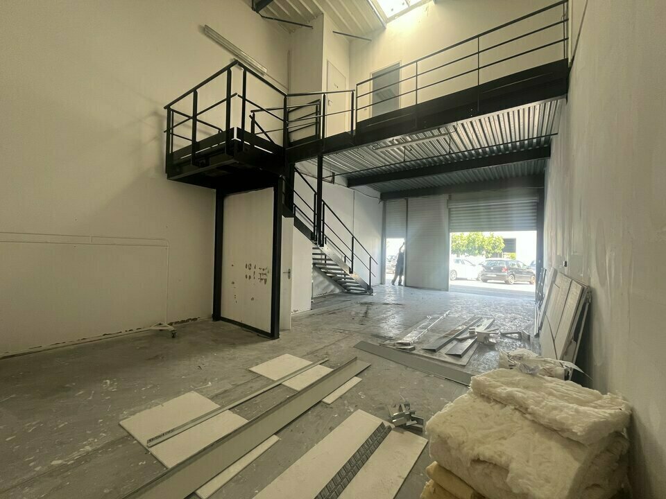 Flex in Arles for lease Interior Photo- Image 1 of 6