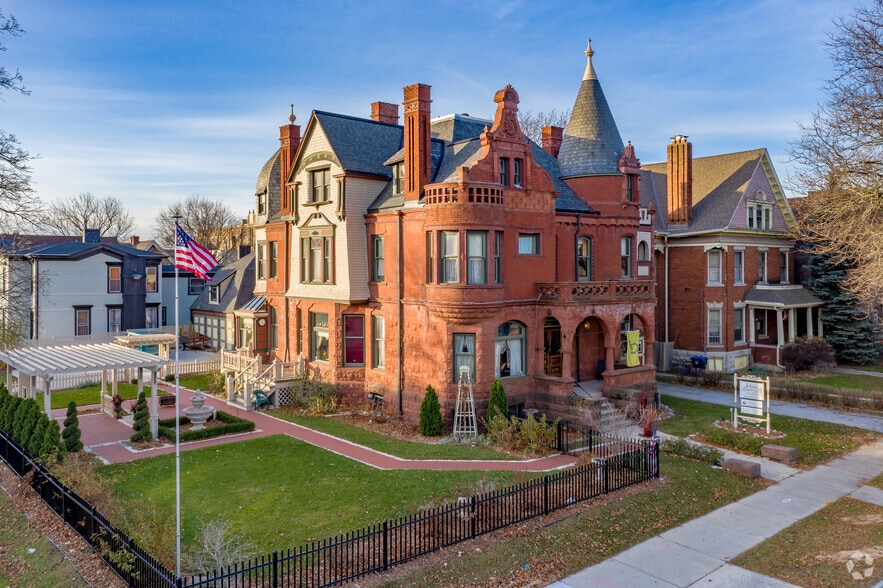 3209 W Wells St, Milwaukee, WI for sale - Primary Photo - Image 1 of 132