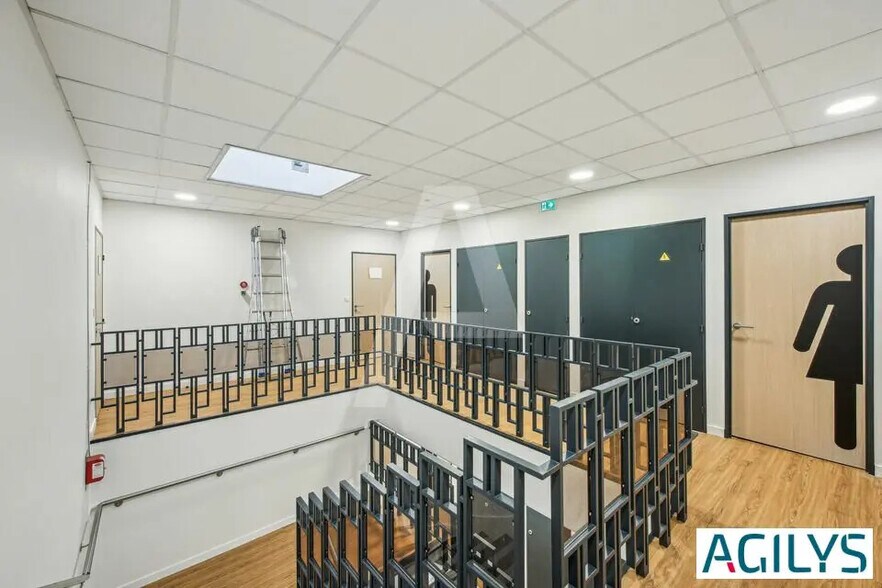 Office in Orsay for lease - Interior Photo - Image 2 of 12