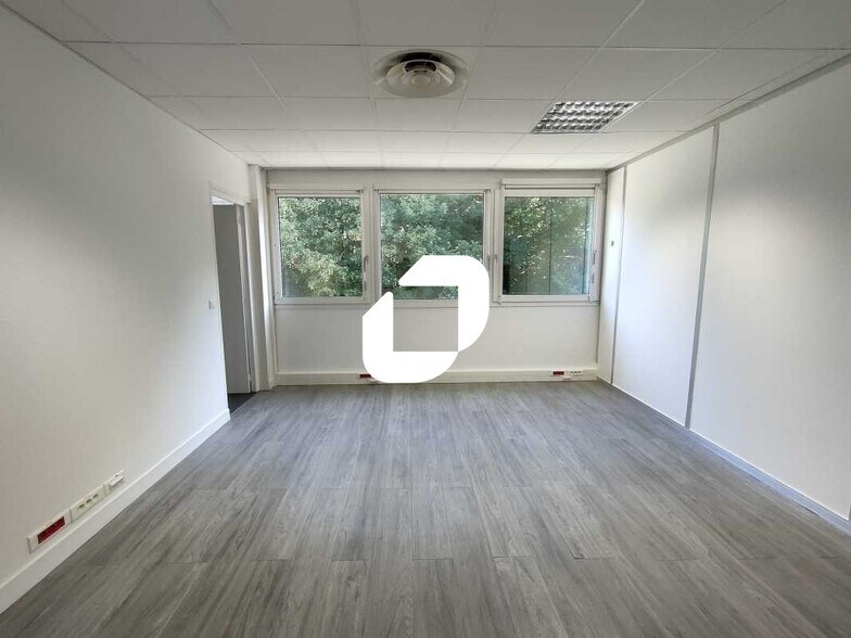 Office in Bièvres for lease - Interior Photo - Image 1 of 13