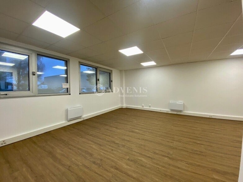 1416 Rue Du Compas, SAINT-OUEN-L'AUMONE for lease - Interior Photo - Image 3 of 11