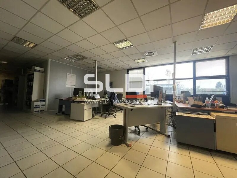 Office in Vaulx-en-Velin for lease Interior Photo- Image 1 of 18
