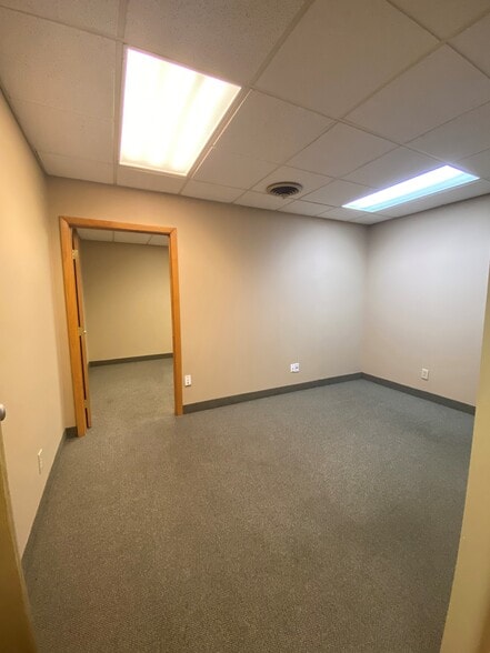 1890 Northwest Blvd, Columbus, OH for lease - Interior Photo - Image 2 of 12